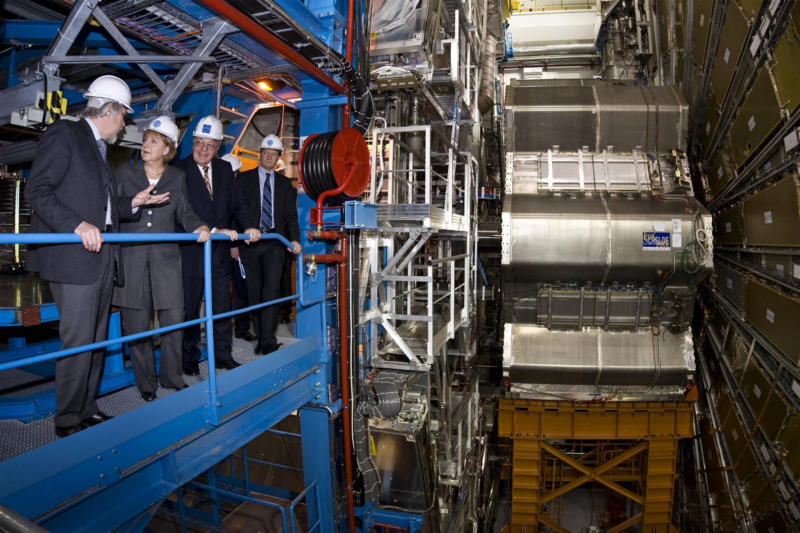 انجلا مرکل و مرکز شتاب دهنده سرن