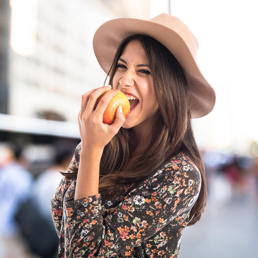 woman-eating-apple