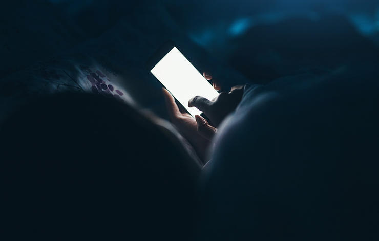 gettyimages-558175143-tech-before-bed-yiu-yu-hoi,اشتباهات خواب که باعث افزایش وزن میشود