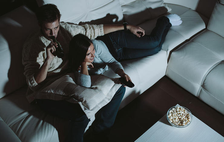 shutterstock_165092636-nighttime-snack-peter-bernik_عادات خواب و افزایش وزن