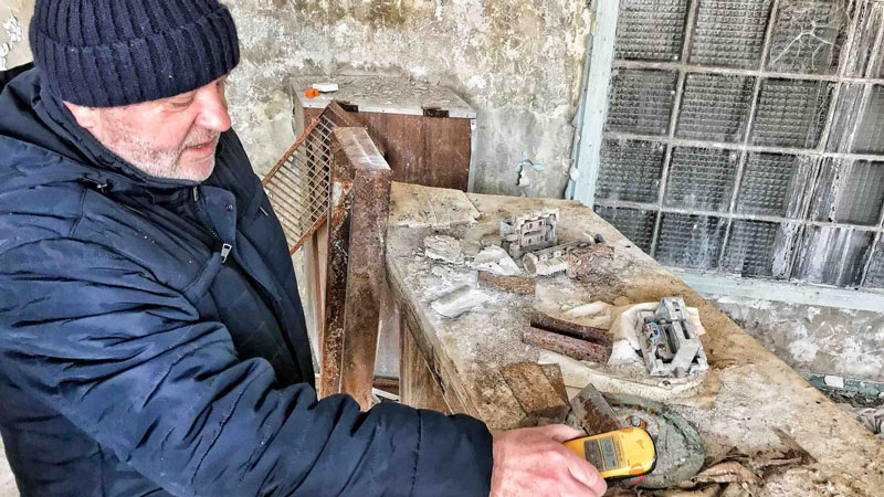 راهنما تور در حال اندازهگیری میزان تشعشعات رادیواکتیو