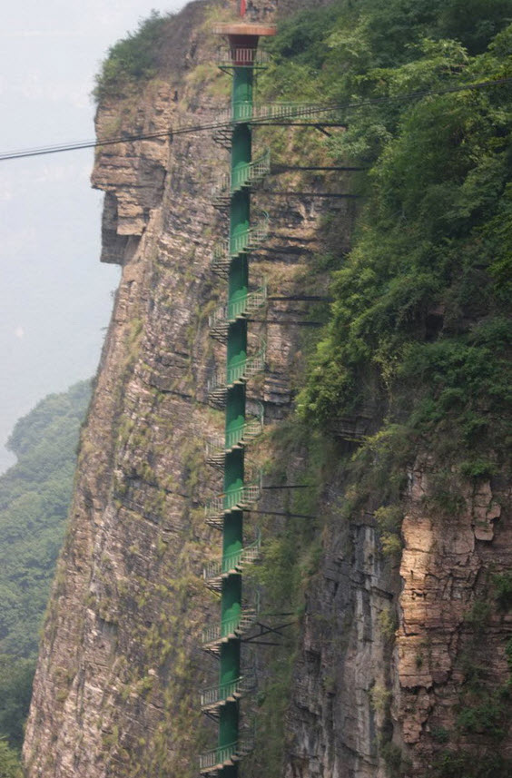 پلکان مارپیچی در کوه تایهانگ در چین