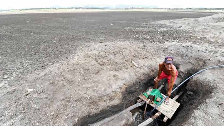 مردی با پمپ آب در قدیمی‌ترین مخزن آب برزیل 