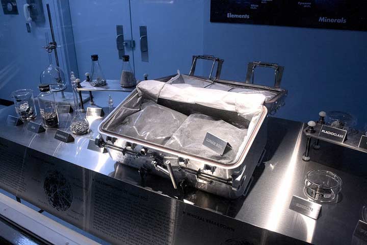 نمونه‌های استخراجی از خاک ماه 