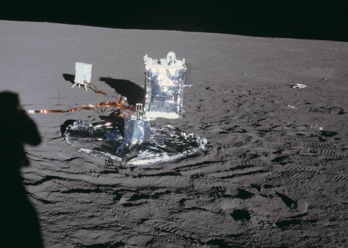 لرزه سنج روی ماه