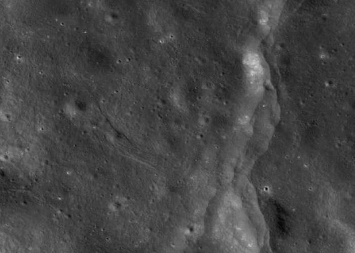 گسل های روی ماه