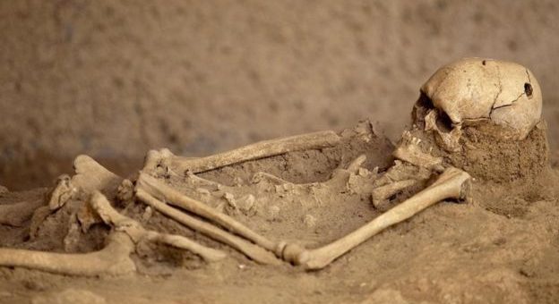 اسکلتی با جمجمه سوراخ شده