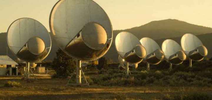 آرایه تلسکوپ آلن، ردیفی از 6 تلسکوپ رادیویی با شکل ظاهری سیلندری و بسیار پیشرفته تصویر از طریق موسسه SETI .